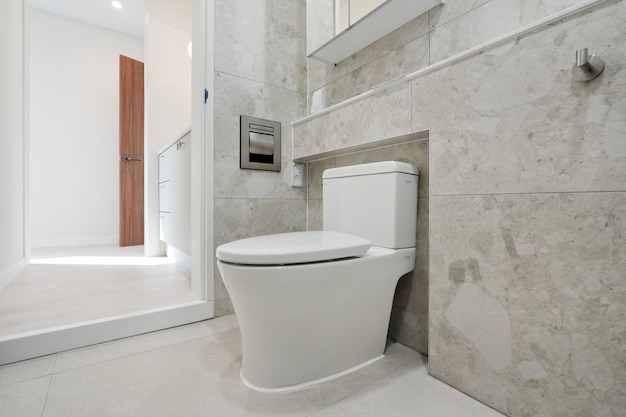 Dies ist ein Foto eines Innenbadezimmers, das in Airbnb oder modernen Hotels verwendet werden kann