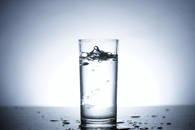 Dies ist ein Foto von Wasser, das in Glas zerstreut ist