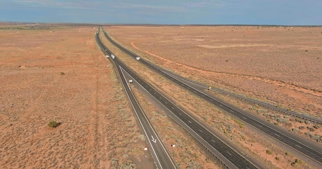 Dies ist ein Panoramablick auf eine amerikanische Autobahn, die sich westlich in einer Wüstenumgebung in der Nähe von San Jon in New befindet