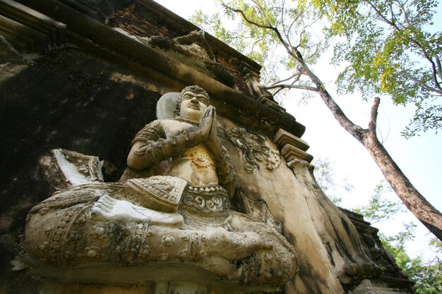 Dies ist eine alte Mauer mit Buddha.