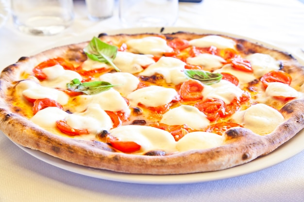 Dies ist eine echte italienische Pizza. Traditionelle Pizza Margherita serviert in einem Capri Restaurant, Golf von Neapel, Italien.