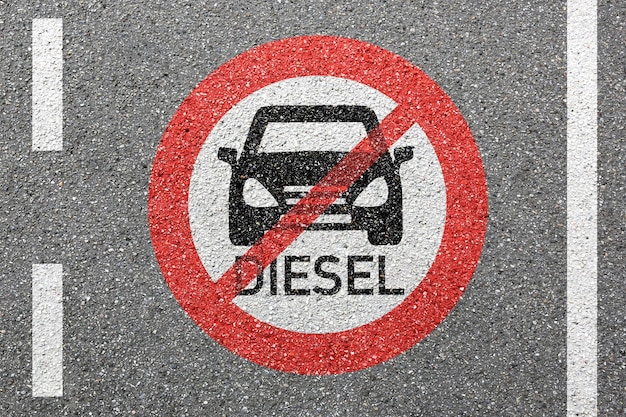 Foto diesel-fahrverbotsschild auf einer straße, nicht erlaubte verbotene zone