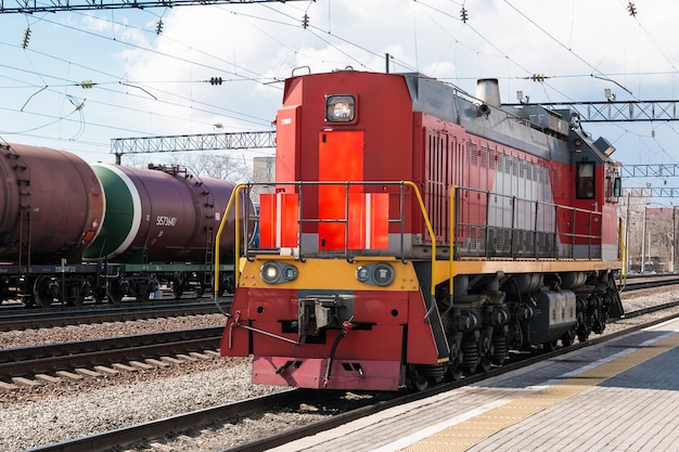 Dieselelektrische Rangierlok allein auf Schienen fahrend