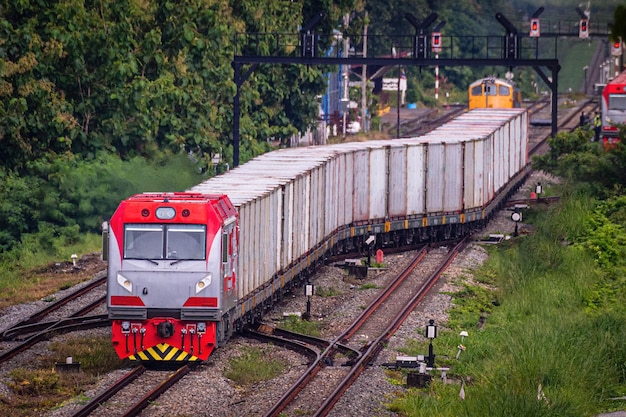 Foto diesellokomotive zieht einen grauen container.
