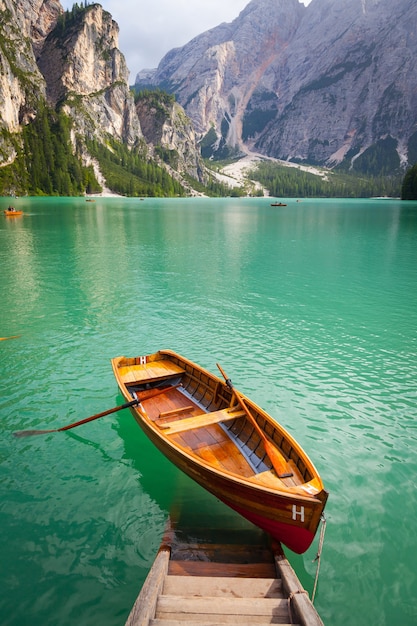 Dieser erstaunliche See befindet sich im Herzen der Dolomiten, UNESCO-Weltnaturerbe - Italien