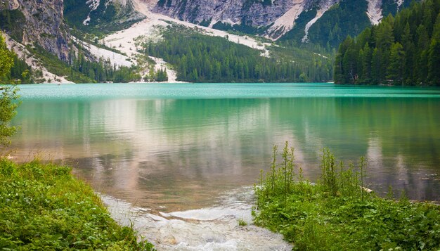 Dieser erstaunliche see befindet sich im herzen der dolomiten, unesco-weltnaturerbe - italien