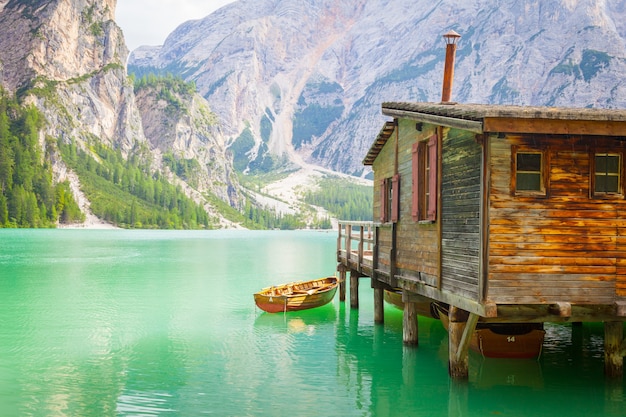 Dieser erstaunliche See befindet sich im Herzen der Dolomiten, UNESCO-Weltnaturerbe - Italien