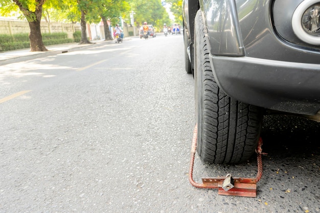 Dieses Auto wurde wegen illegalen Parkens verkrampft Autorad durch Radsperre blockiert, weil illegales Parken verletzt wurde