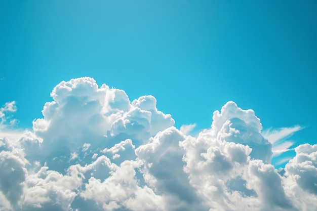 Dieses Foto zeigt einen Himmel, der mit einer Vielzahl von weißen Wolken gefüllt ist, was eine malerische Szene erzeugt.