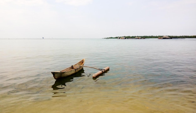 Foto dieses traditionelle kleine boot wird in karimunjawa als jukung bezeichnet