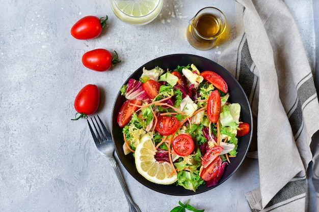 dieta almuerzo verduras frescas ensalada de tomate, lechuga