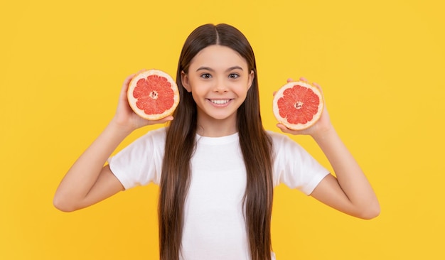 Dieta y belleza de la piel del niño niña adolescente positiva con vitamina de pomelo y dieta