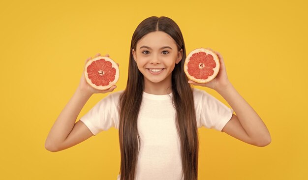 Dieta y belleza de la piel del niño niña adolescente positiva con vitamina de pomelo y dieta