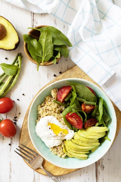 Dieta ceto desayuno o almuerzo delicioso - huevo asado quinoa aguacate y ensalada de verduras frescas