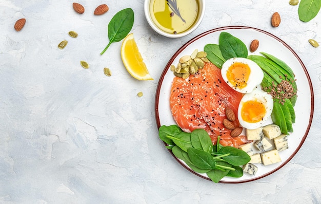 Dieta cetogênica café da manhã salmão abacate queijo ovo espinafre e nozes Gorduras saudáveis alimentação limpa para perda de peso banner menu receita lugar para vista superior do texto