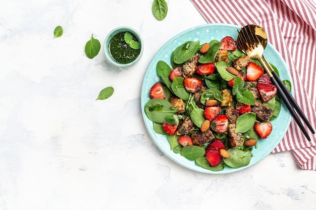 Dieta cetogênica, ceto. Salada com morangos, espinafre, fígado de frango, amêndoa e hortelã