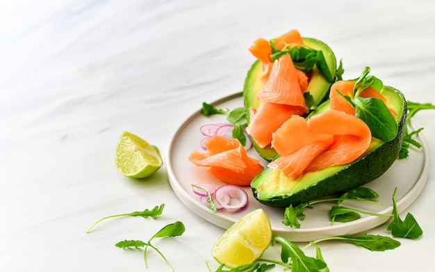 Dieta cetogénica ensalada de salmón y aguacate con rúcula y lima. comida ceto