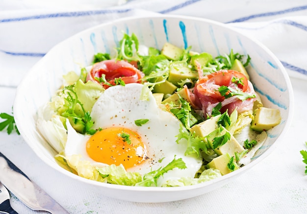 Dieta cetogênica paleo. Ovo frito, presunto, abacate e salada fresca. Café da manhã Keto. Brunch.