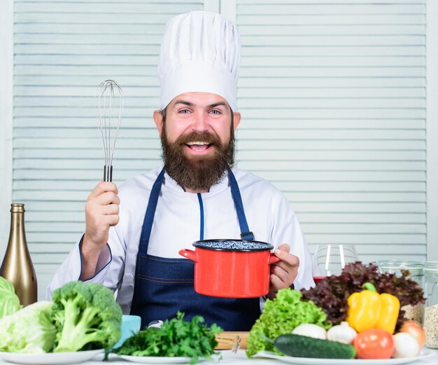 Dieta comida orgánica Hombre barbudo feliz chef receta Cocina culinaria Vitamina Comida sana cocina Hipster maduro con barba Ensalada vegetariana con verduras frescas Su pedido está listo