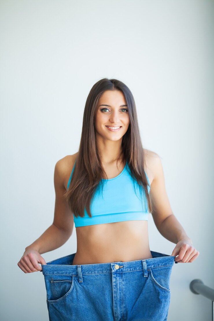 Foto dieta. conceito de dieta. mulher em roupas esportivas, medindo a cintura dela.