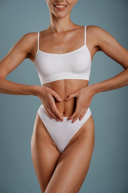Dieta concepção jovem mulher está no estúdio contra o fundo