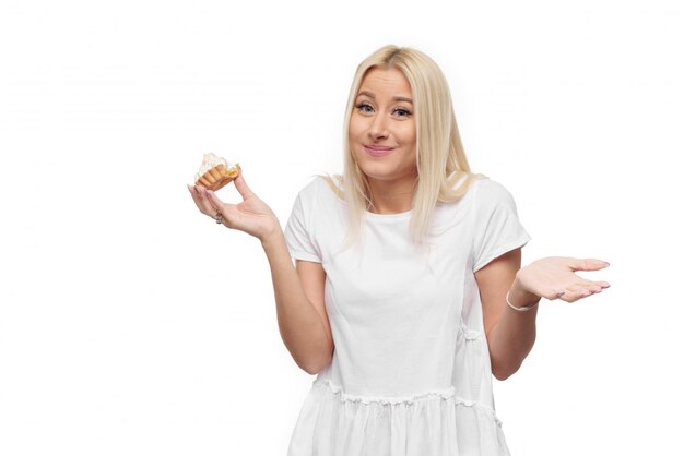 Dieta. Concepto de dieta. Comida sana. Joven rubia mujer en camiseta blanca cómo manos paran en un delicioso pastel. Aislado sobre fondo blanco