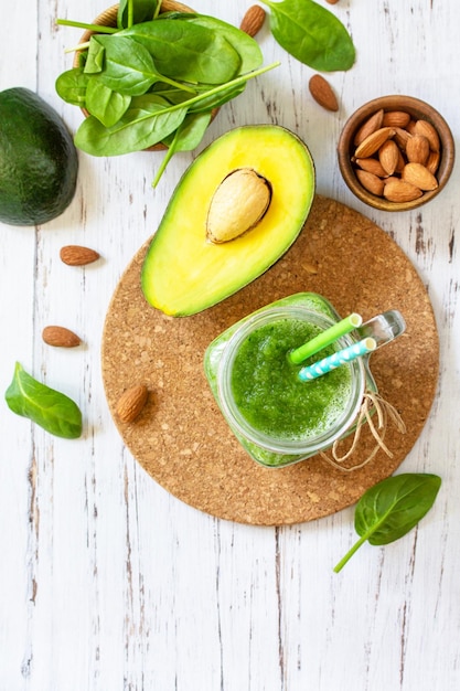 Dieta e nutrição saudáveis Smoothie verde com abacate espinafre e amêndoas Vista superior Copiar espaço