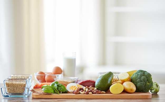 dieta equilibrada, cocina, concepto culinario y alimentario - cierre de verduras, frutas y carne en una mesa de madera