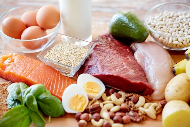 dieta equilibrada, culinária, conceito culinário e alimentar - close-up de diferentes alimentos na mesa