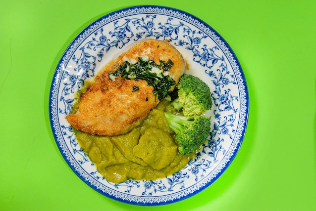 Dieta equilibrada dieta keto puré de guisantes pechuga de pollo con verduras a la parrilla champiñones y pimentón El concepto de nutrición deportiva en platos ecológicos desechables vista superior