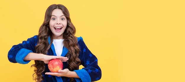 Dieta equilibrada niño sonriente desayunando en ropa de casa cuidado de la salud infantil y dieta orgánica Retrato de niña con cartel horizontal de manzana Encabezado de banner con espacio de copia