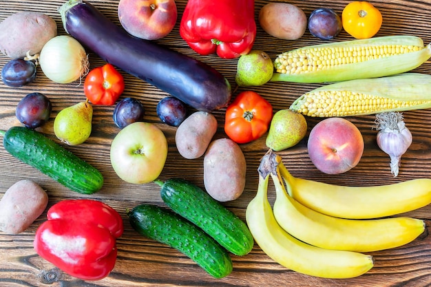 Dieta fitness comida vegana vegetariana para la cena con ensalada de frutas y verduras frescas sobre fondo de madera vista superior planamente laicos Conjunto de cosecha de otoño