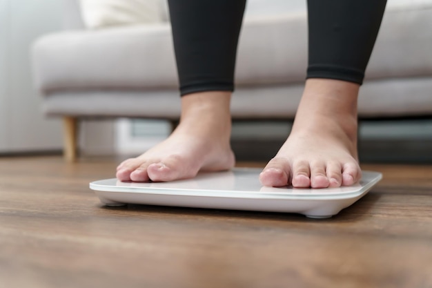 Dieta grasa y pies de escala sobre balanzas electrónicas para el control del peso Instrumento de medición en kilogramos para el control de la dieta