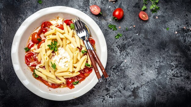 Dieta massa vegana saudável com tomate, vegetais verdes, queijo feta