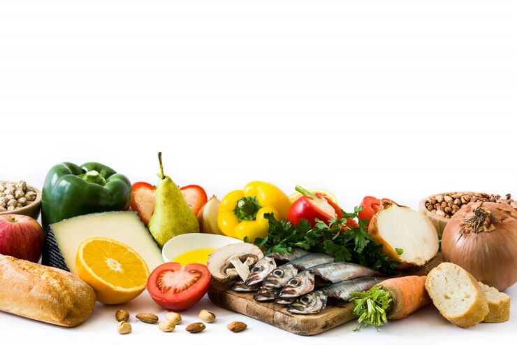 Foto dieta mediterrânea de alimentação saudável frutas, legumes, grãos, azeite de oliva e peixe no branco.