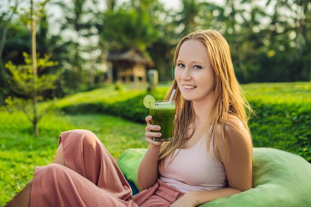 Dieta. Mujer de alimentación saludable bebiendo jugo de vegetales de desintoxicación verde crudo fresco. Estilo De Vida Saludable, Comida Vegetariana Y Comida. Beber batido. Concepto de nutrición.