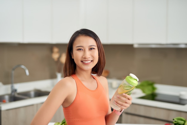 Dieta. Mujer de alimentación saludable bebiendo jugo de vegetales de desintoxicación verde crudo fresco.