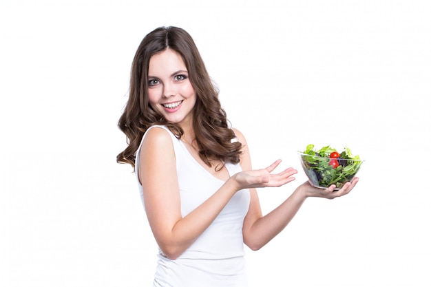 Dieta. Mujer joven sana con ensalada de verduras, aislado.