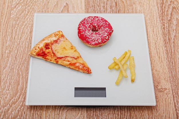 Dieta O conceito de junk food no peso Estilo de vida saudável Fundo de madeira