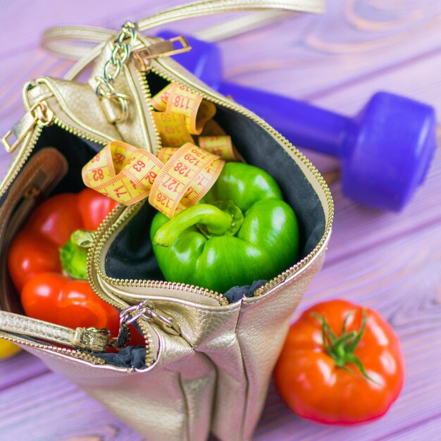 Dieta para perda de peso feminina Um conjunto de vegetais na bolsa de uma mulher Um conceito engraçado é a decisão de uma mulher de perder peso