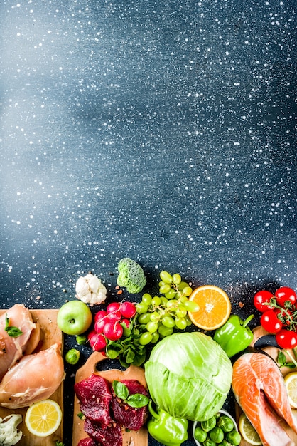 Foto dieta pegan na moda, carne, ovos, frutos do mar, produtos lácteos e vários legumes frescos