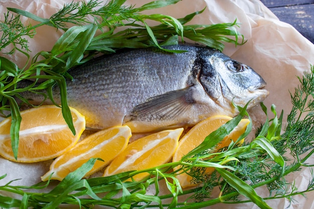 Dieta peixe de gilthead preparado para assar com limão e ervas