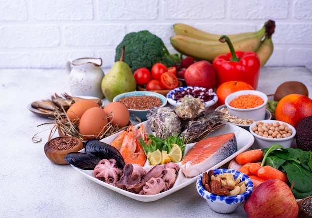 Foto dieta pescetária com frutos do mar, frutas e legumes