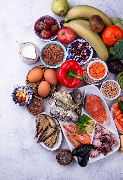 Foto dieta pescetariana con mariscos, frutas y verduras.