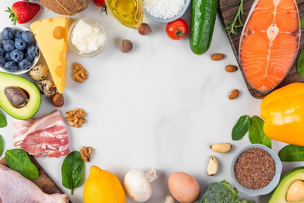 Dieta sana y equilibrada comida Keto baja en carbohidratos concepto de dieta atkins Marco hecho de carne de pescado frutas y verduras