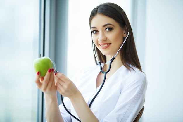 Dieta saudável. Doutor, dietitian, segurando, em, mãos, maçã fresca