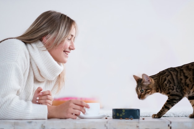 Dieta saudável para animais de estimação. comida e tigelas de qualidade. hora do jantar do gato. lindo gatinho de Bengala.