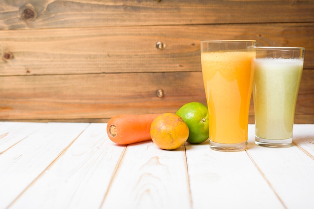 Dieta saudável suco de frutas e legumes pronto para beber na mesa de madeira