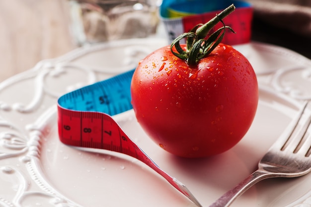 Foto dieta con tomate rojo y agua
