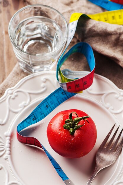 dieta con tomate rojo y agua